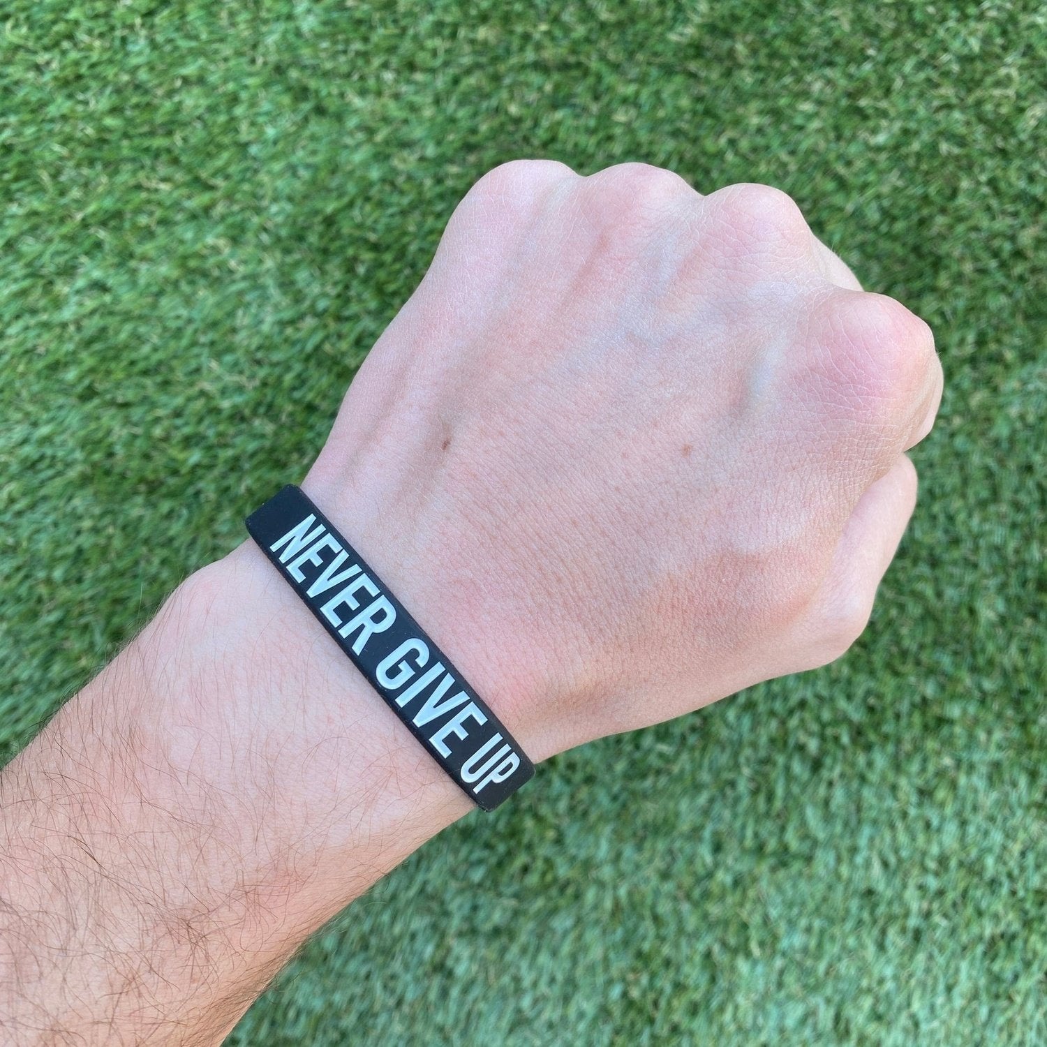 Elite Athletic Gear NEVER GIVE UP Wristband XL (9") kaufen bei HighPowered.ch