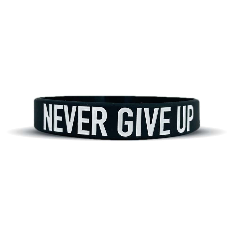 Achetez le bracelet Elite Athletic Gear NEVER GIVE UP XL (23 cm) sur HighPowered.ch
