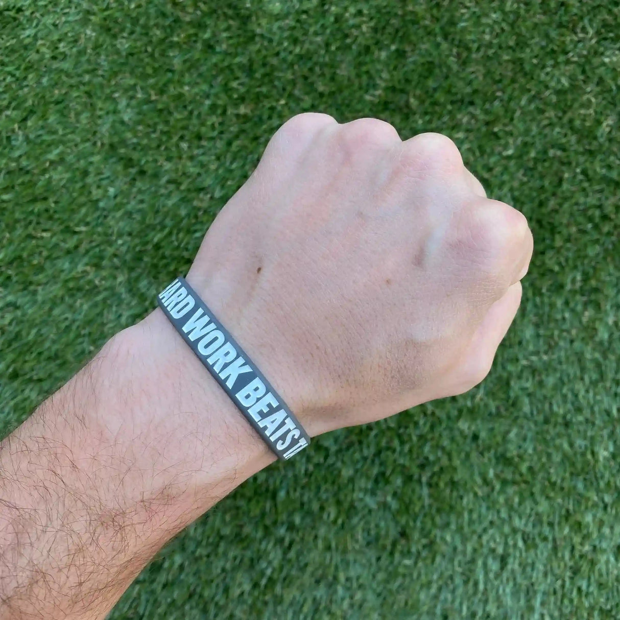 HARD WORK BEATS TALENT Wristband kaufen -  Elite Athletic Gear Armbänder  - Fitness Onlineshop