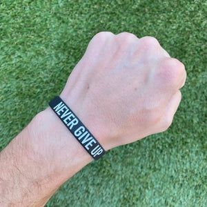 NEVER GIVE UP Wristband kaufen -  Elite Athletic Gear Armbänder  - Fitness Onlineshop