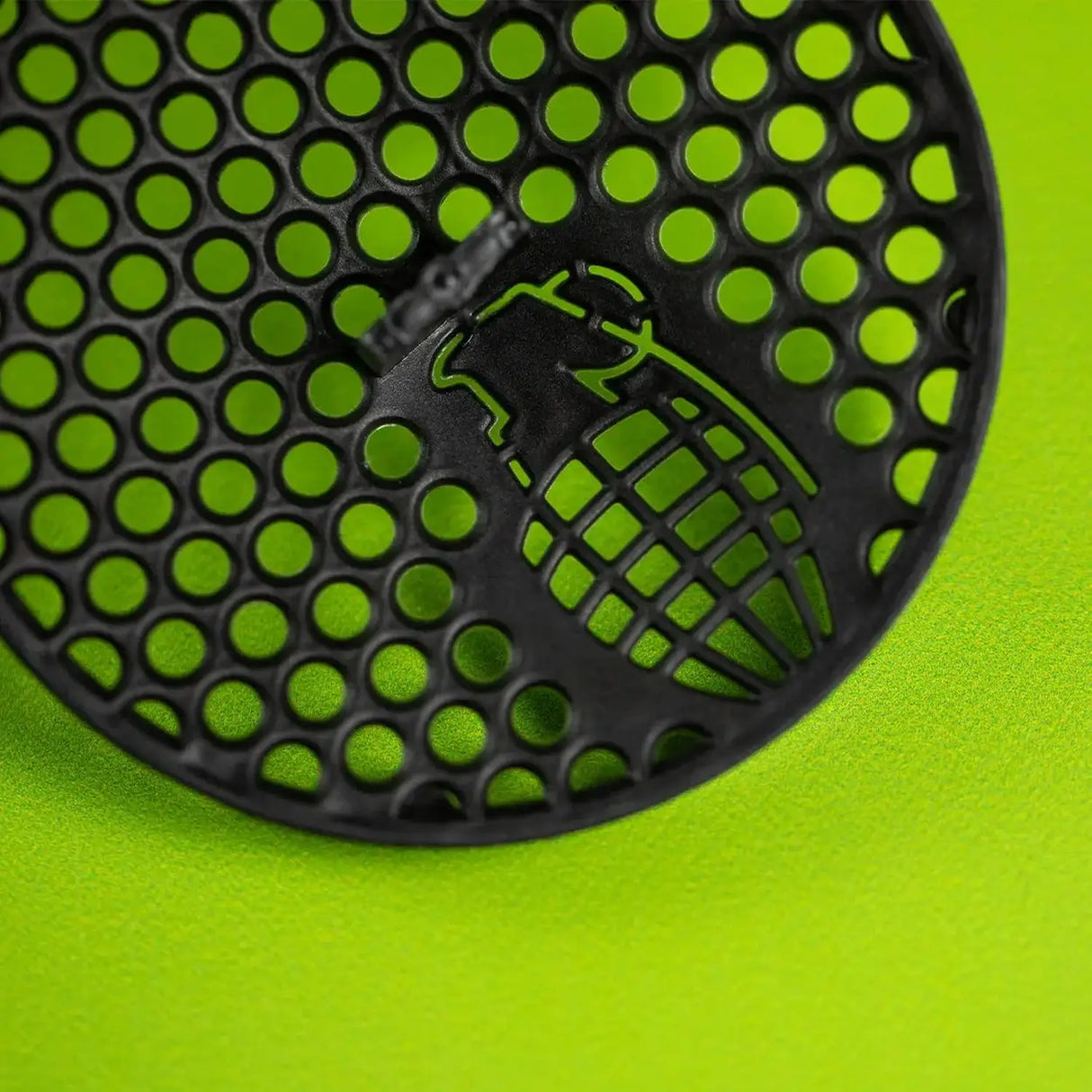 Grenade Grenade Shaker mit Aufbewahrungsfach (600 ml) Schwarz kaufen bei HighPowered.ch