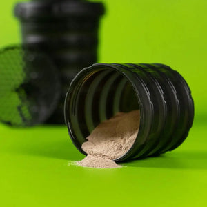 Grenade Grenade Shaker mit Aufbewahrungsfach (600 ml) Schwarz kaufen bei HighPowered.ch