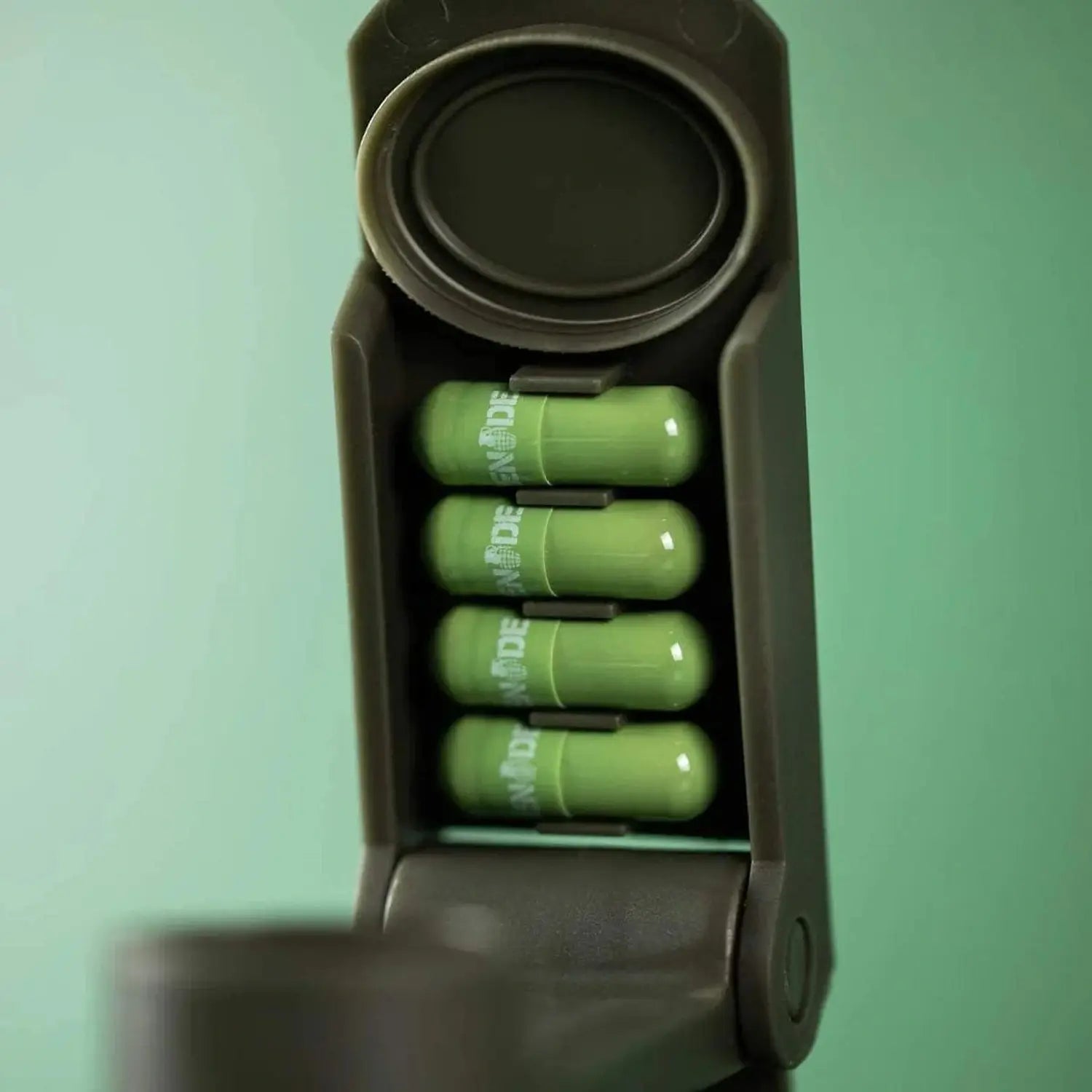 Grenade Grenade Shaker mit Aufbewahrungsfach (600 ml) Grün kaufen bei HighPowered.ch