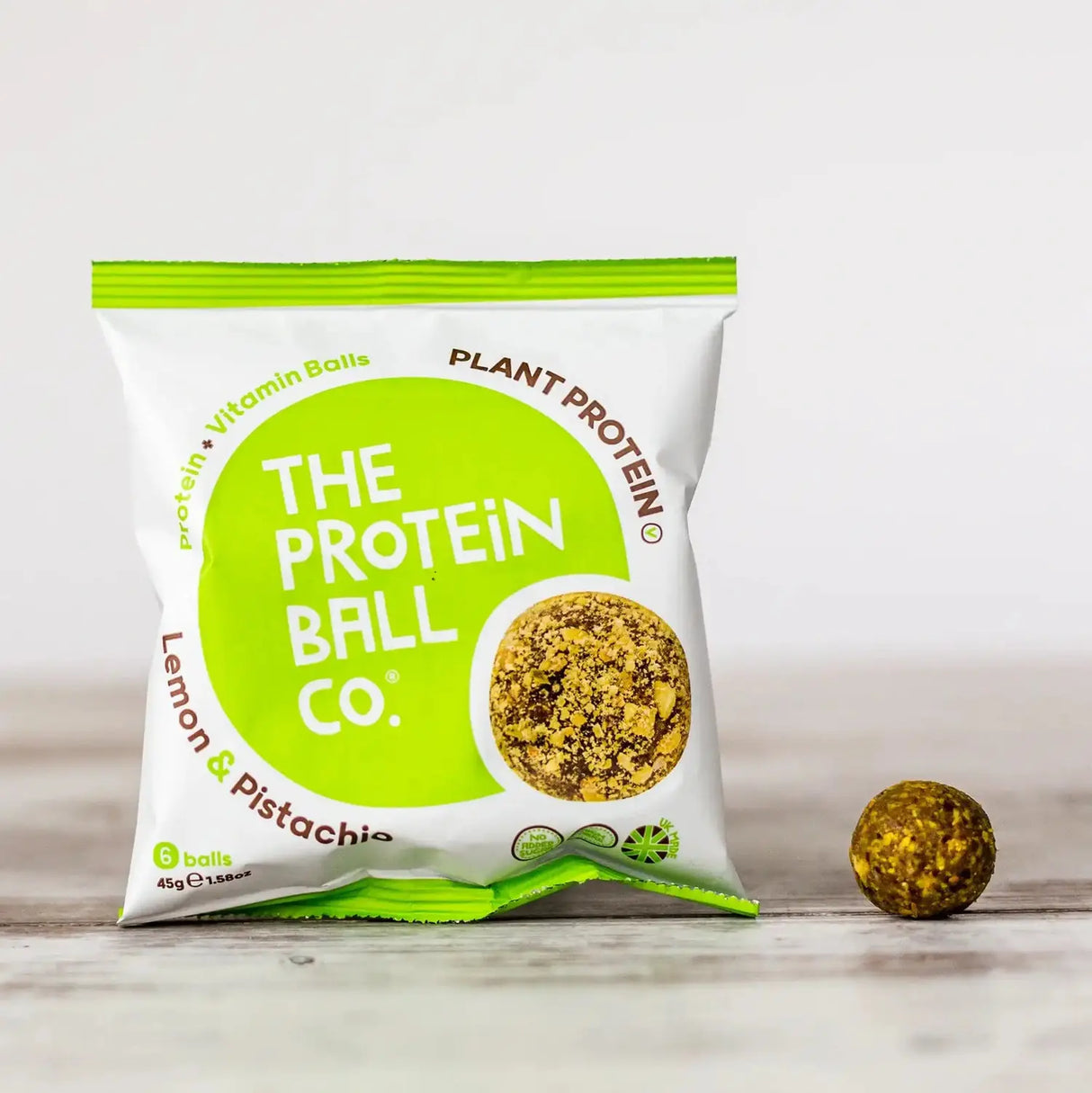 Acquista le palline proteiche vegane The Protein Ball Co da 45 g al gusto limone e pistacchio su HighPowered.ch